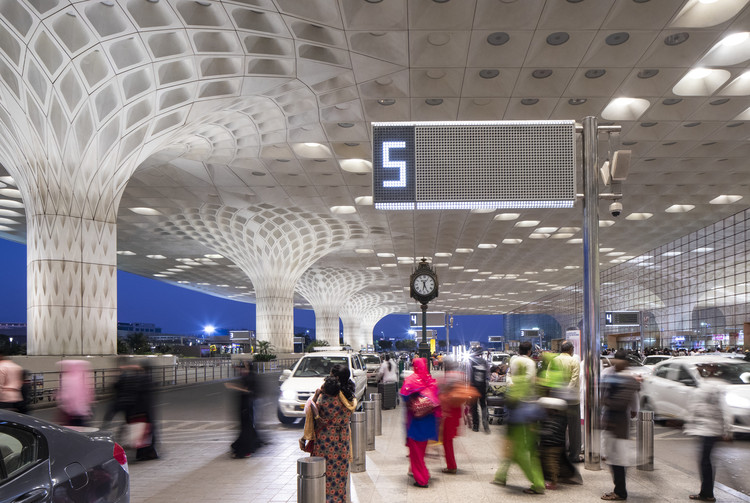 Chhatrapati_Shivaji_International_Airport_T2_SOM_(c)_Lucas_Blair_Simpson.jpg