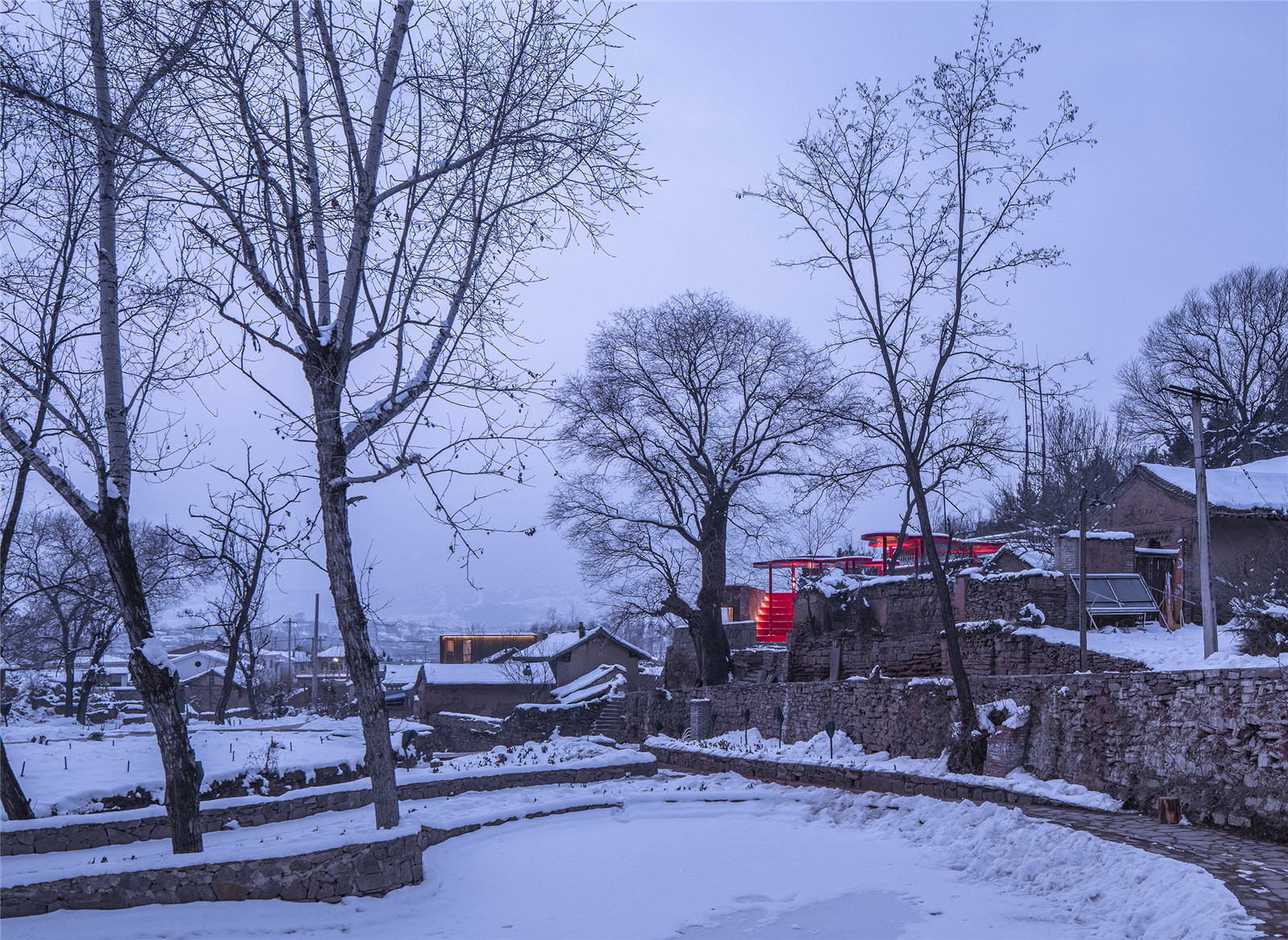 大雪中的村落，红色装置格外醒目Village in heavy snow with red installation particularly striking.jpg