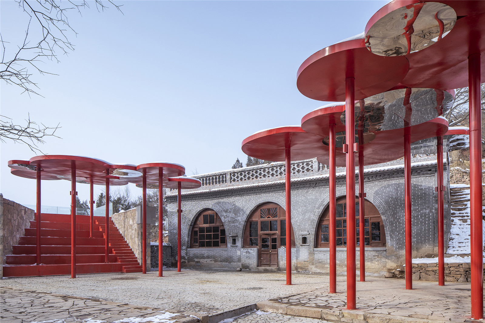 新建的看台、红色伞状装置与老窑洞 Newly built audience grandstand, red umbrella installation and old cave dwelling.jpg