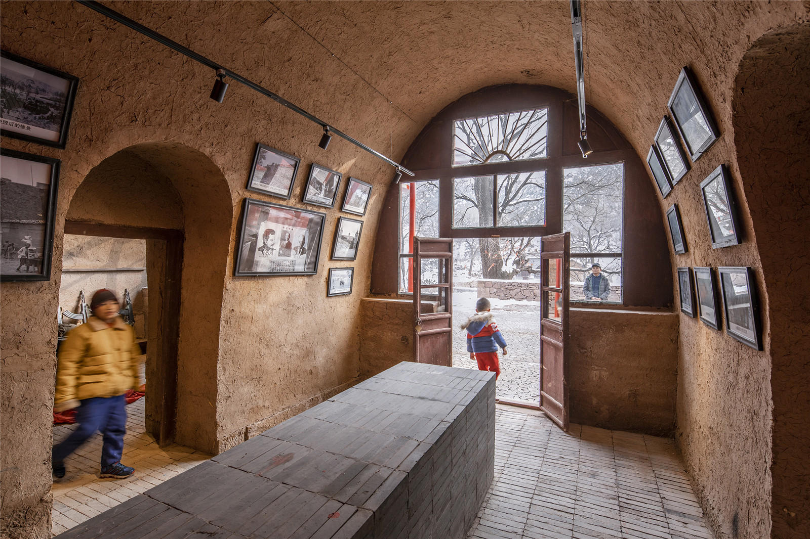 由老窑洞改造的村史馆Old cave dwellings transformed into Village History Exhibition Hall.jpg