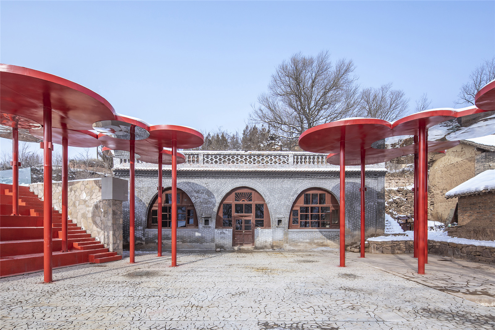 改造后的窑洞外观与红色装置Remoulded cave dwelling and red installation.jpg