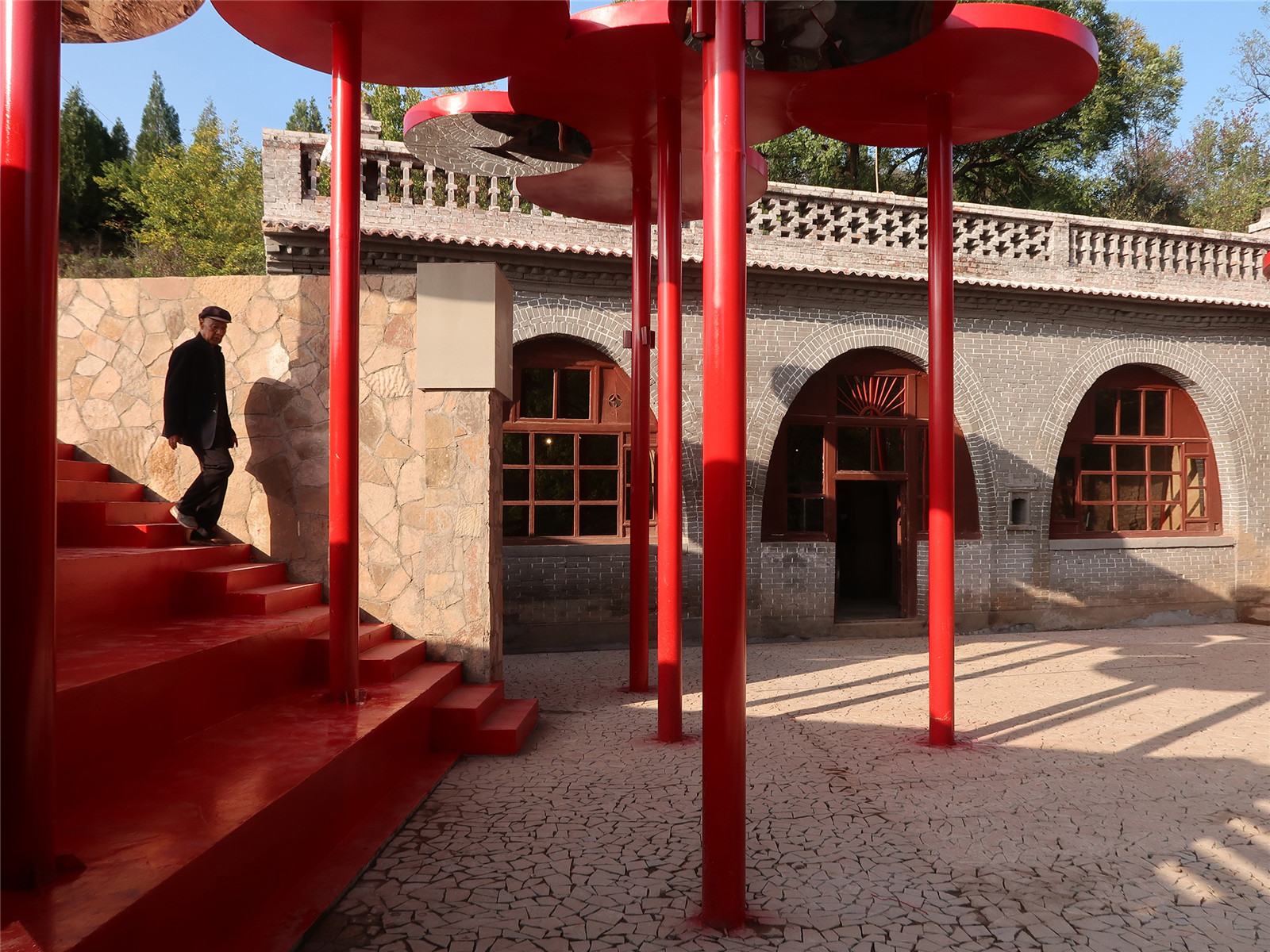 村民与红色装置 Villagers and red installation.jpg