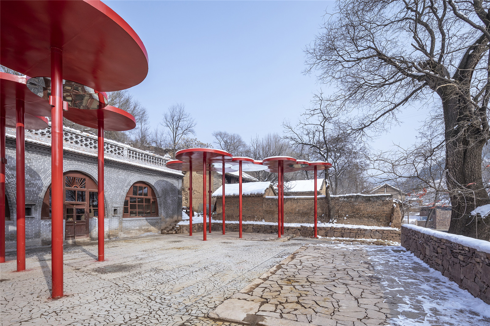 红色装置、窑洞与大槐树一起形成对场地的围合Red installation, cave dwelling and big locust tree forming enclosure of site.jpg