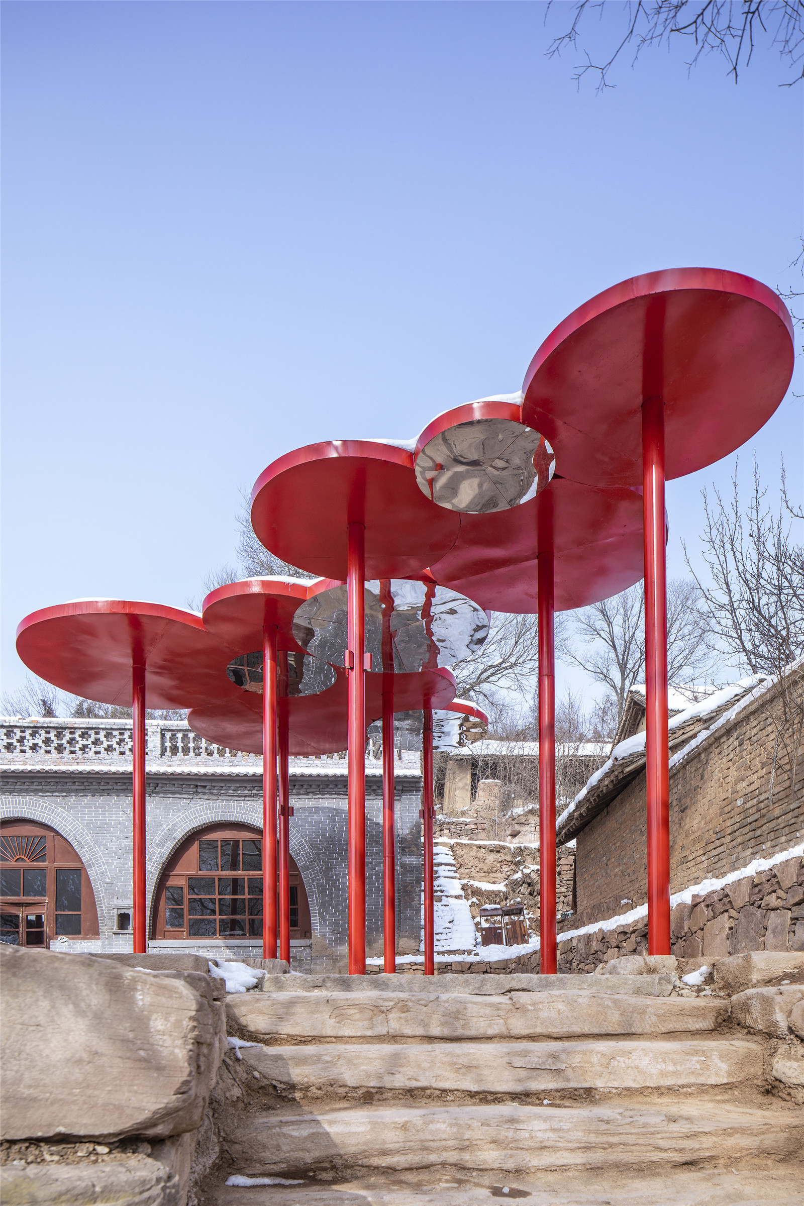 从入口部分看红色伞状装置 Red umbrella-shaped installation seen from entrance.jpg