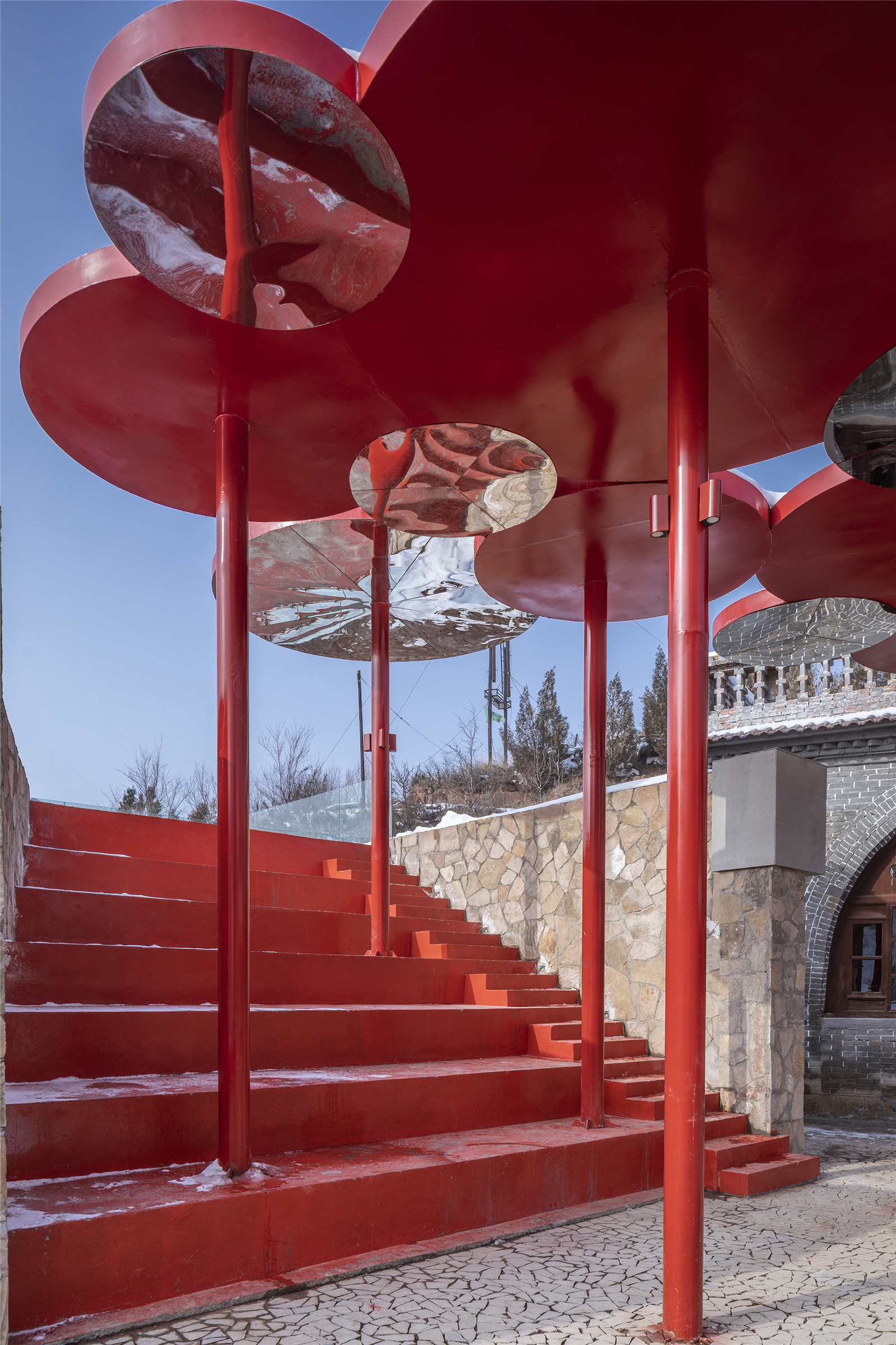 红色装置与红色的看台Red installation and red audience stand.jpg