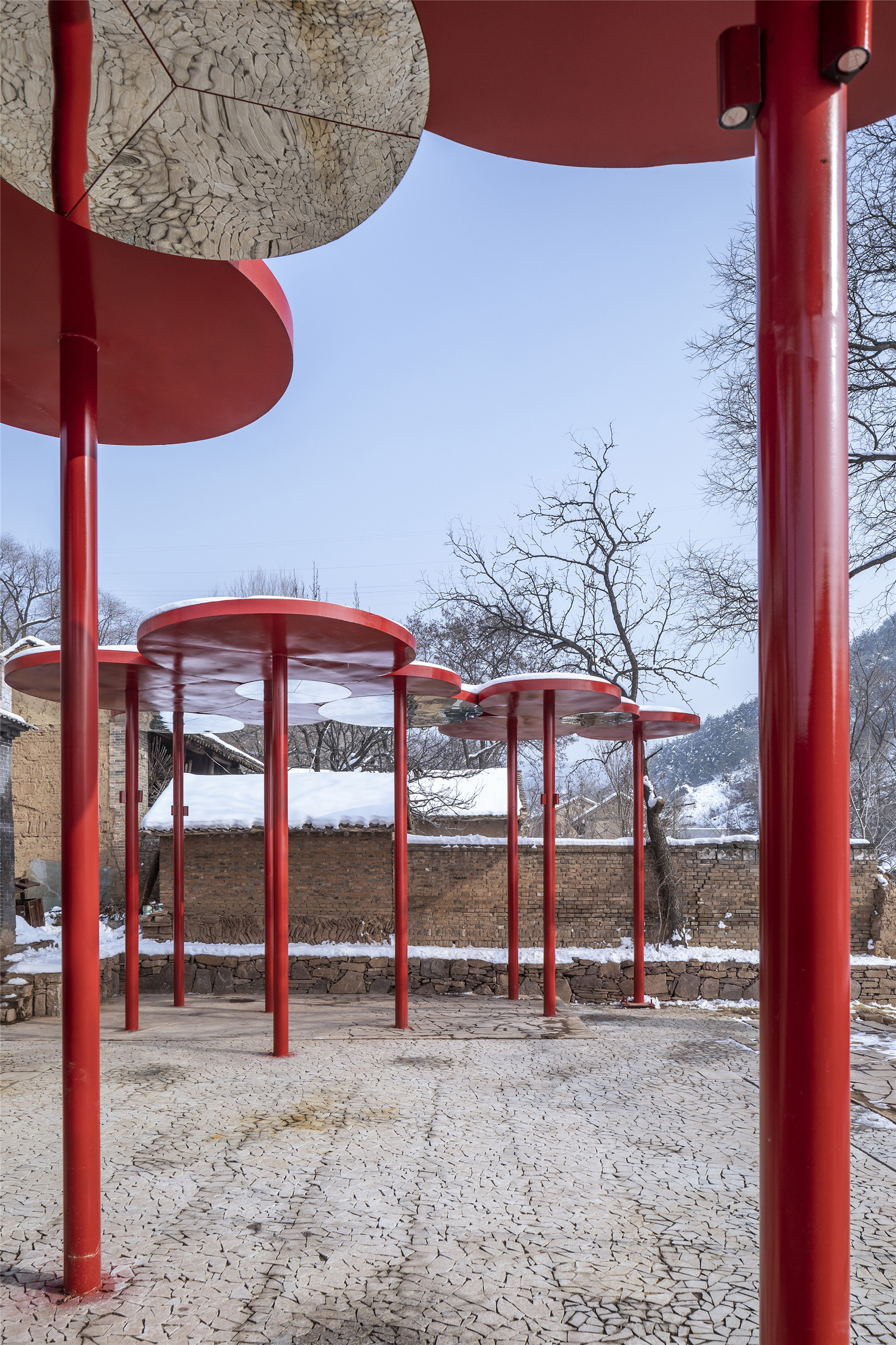 错落的伞状装置改变了场地的气质Scattered umbrella-shaped installation changed the temperament of site.jpg