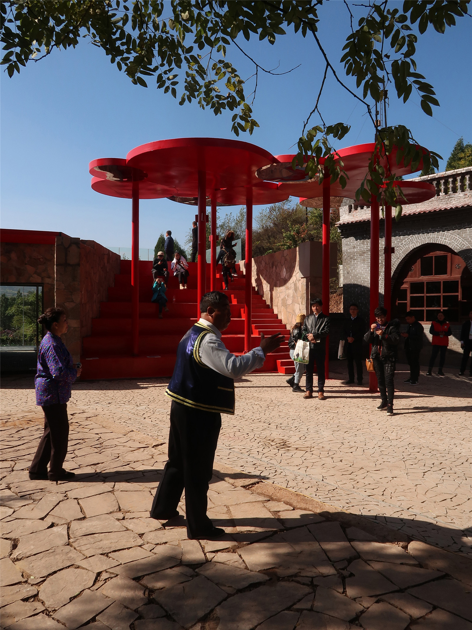 当地村民在场院中唱戏 Local villagers performing in courtyard.jpg