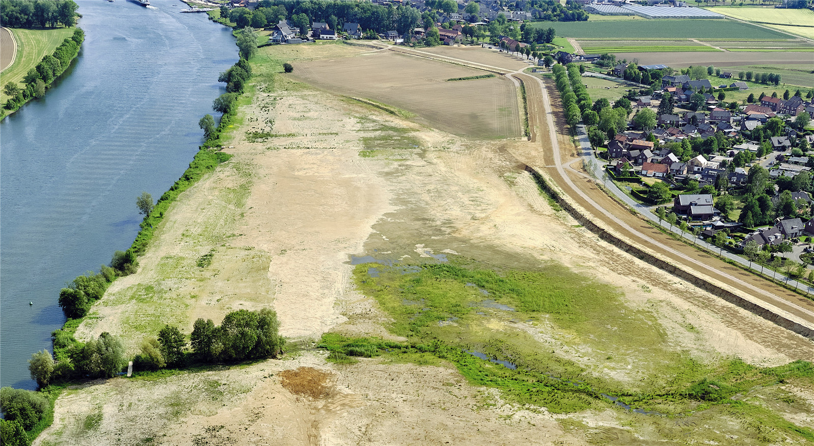 construction of the steep edge dike and lowering of the flood plains_foto siebe swart.jpg