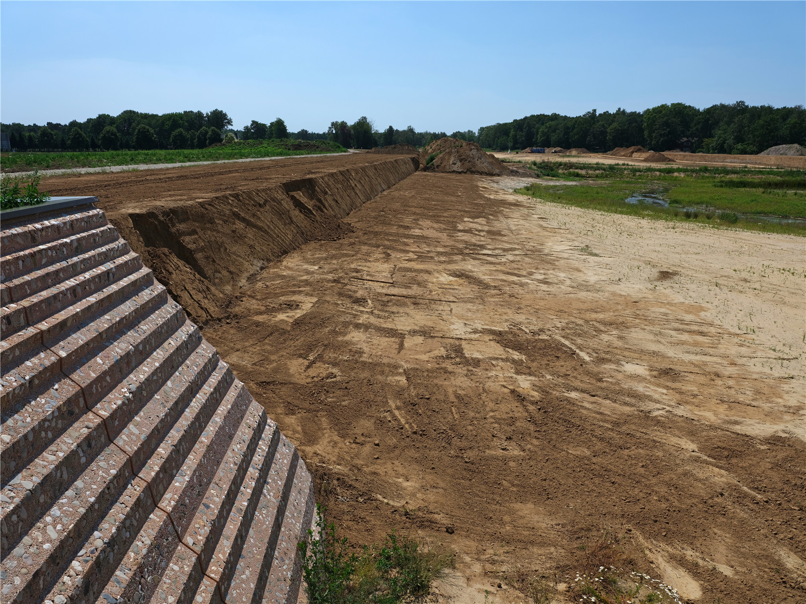 construction of steep edge dike and bridge bastions_foto hans van der meer.jpg