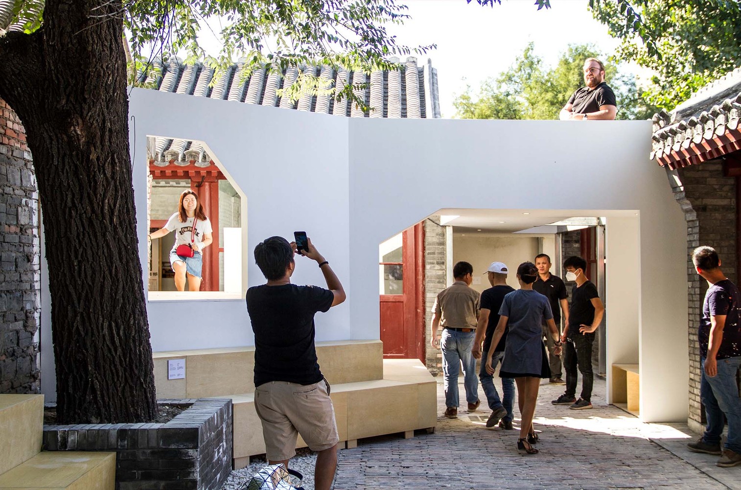 6_Visitors_in_the_courtyard.jpg