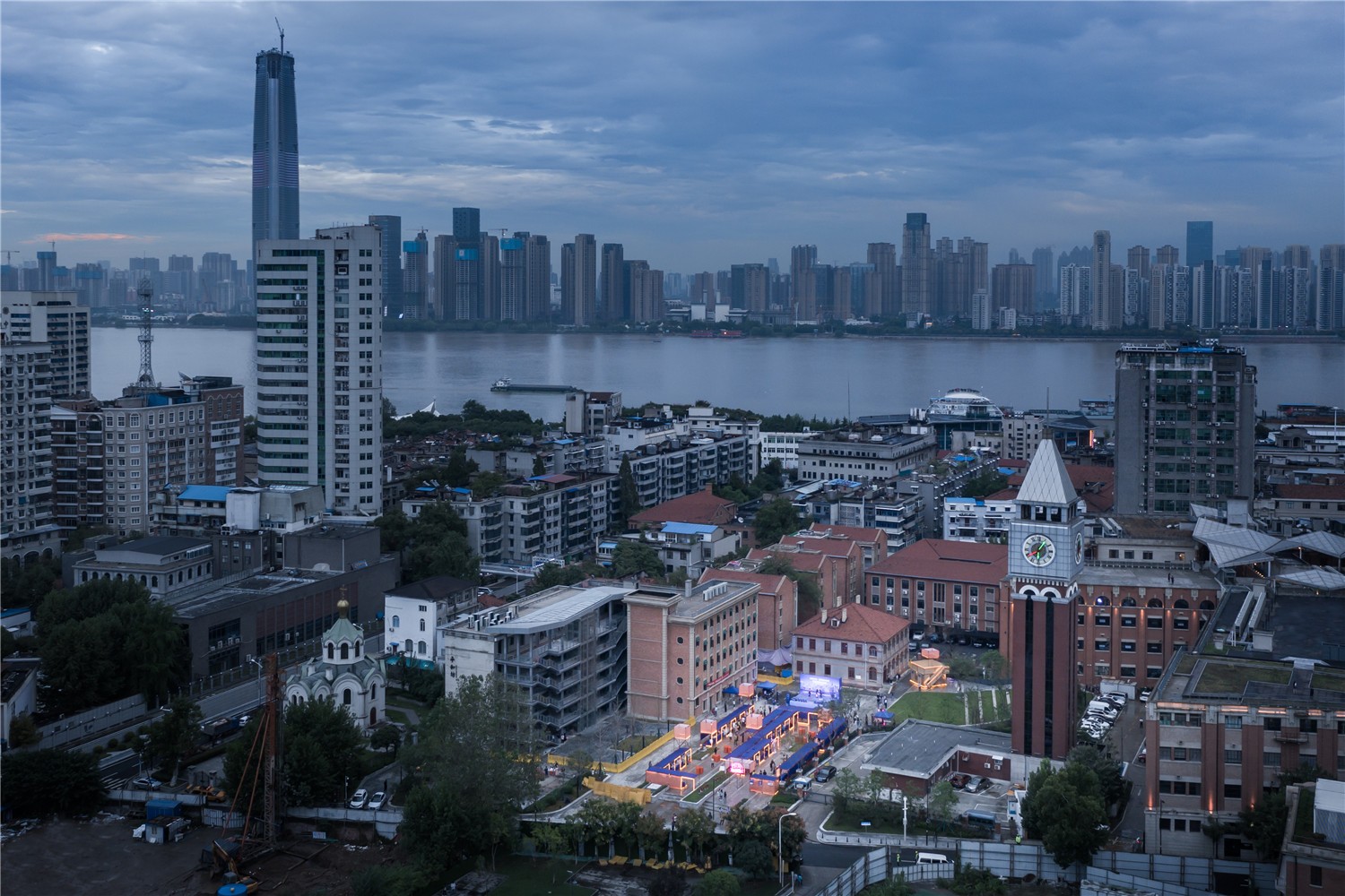 00处于百年历史建筑包围中的市集，远处是长江  ©贾然.jpg
