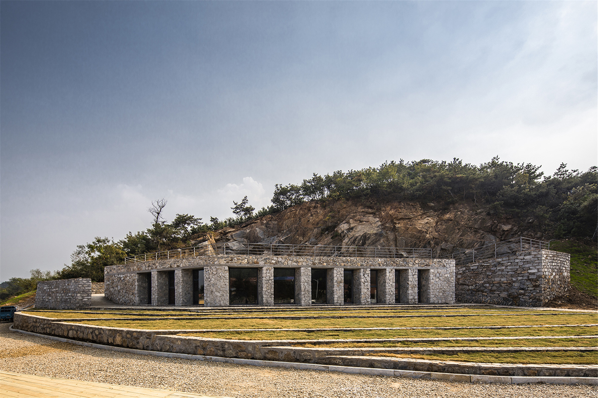 03-石窝剧场全貌 Full view of Stone Nest Amphitheatre.jpg