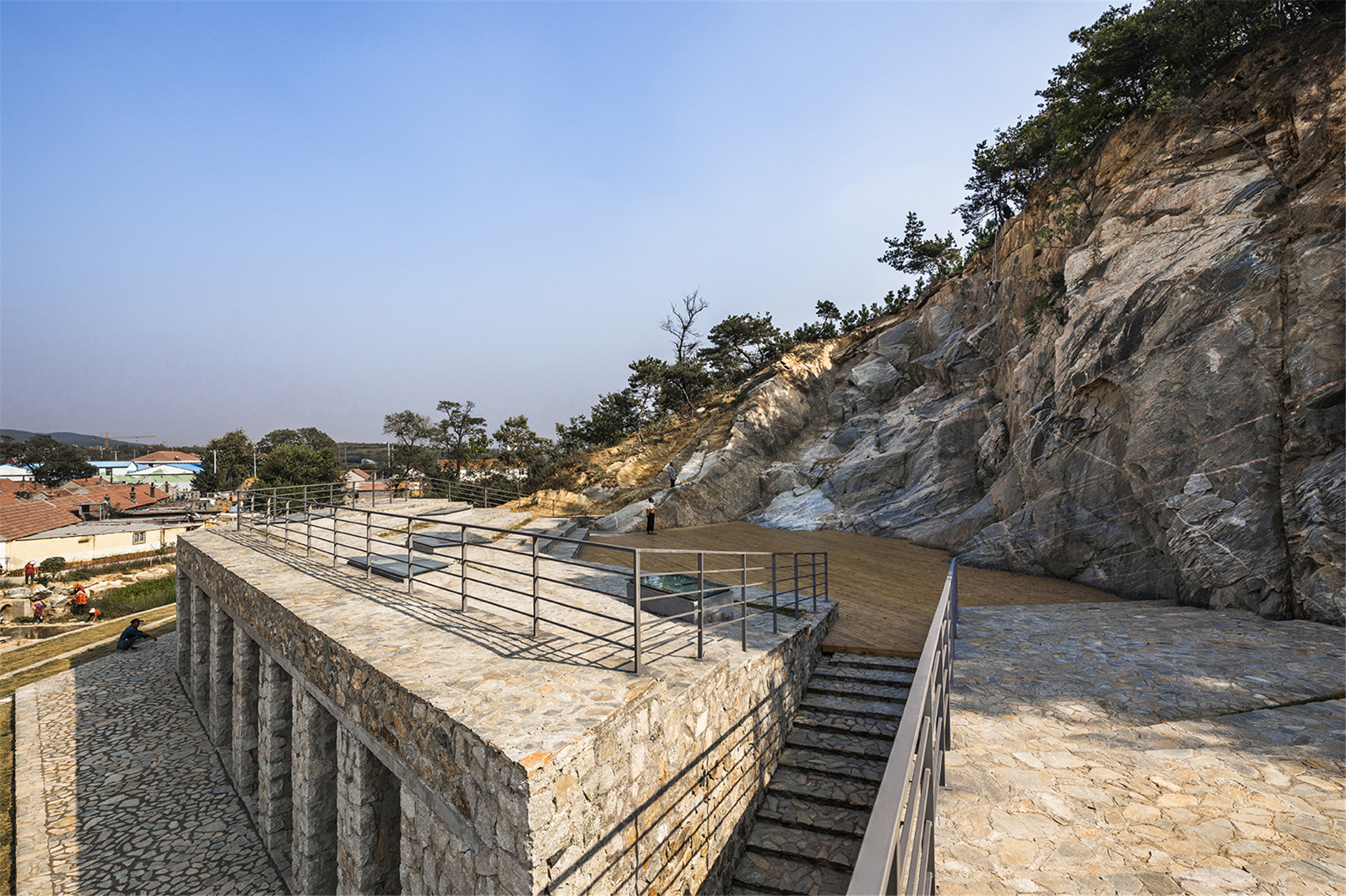 06-石壁被保留成为舞台的背景 Cliff preserved as stage background.jpg