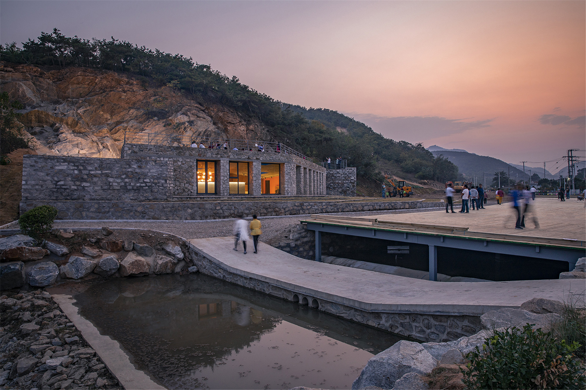 11-夕阳中的石窝剧场 Stone Nest Amphitheatre in setting sun.jpg