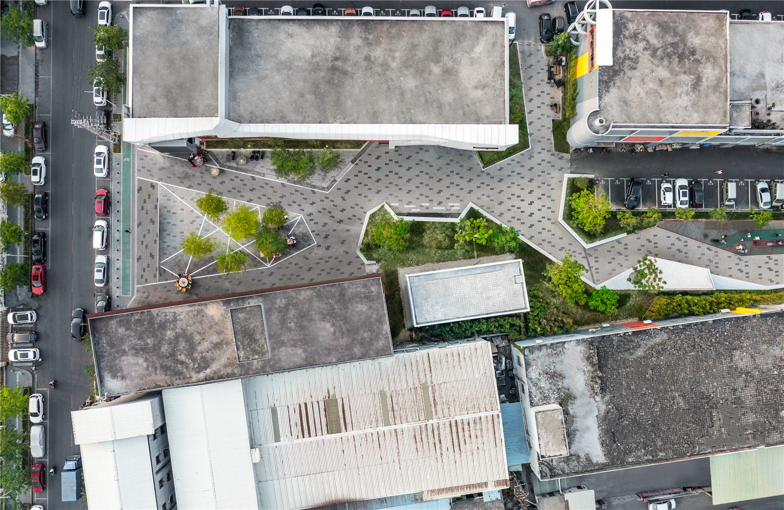 12拆除违章建筑，整合原有道路形成休闲空间.jpg