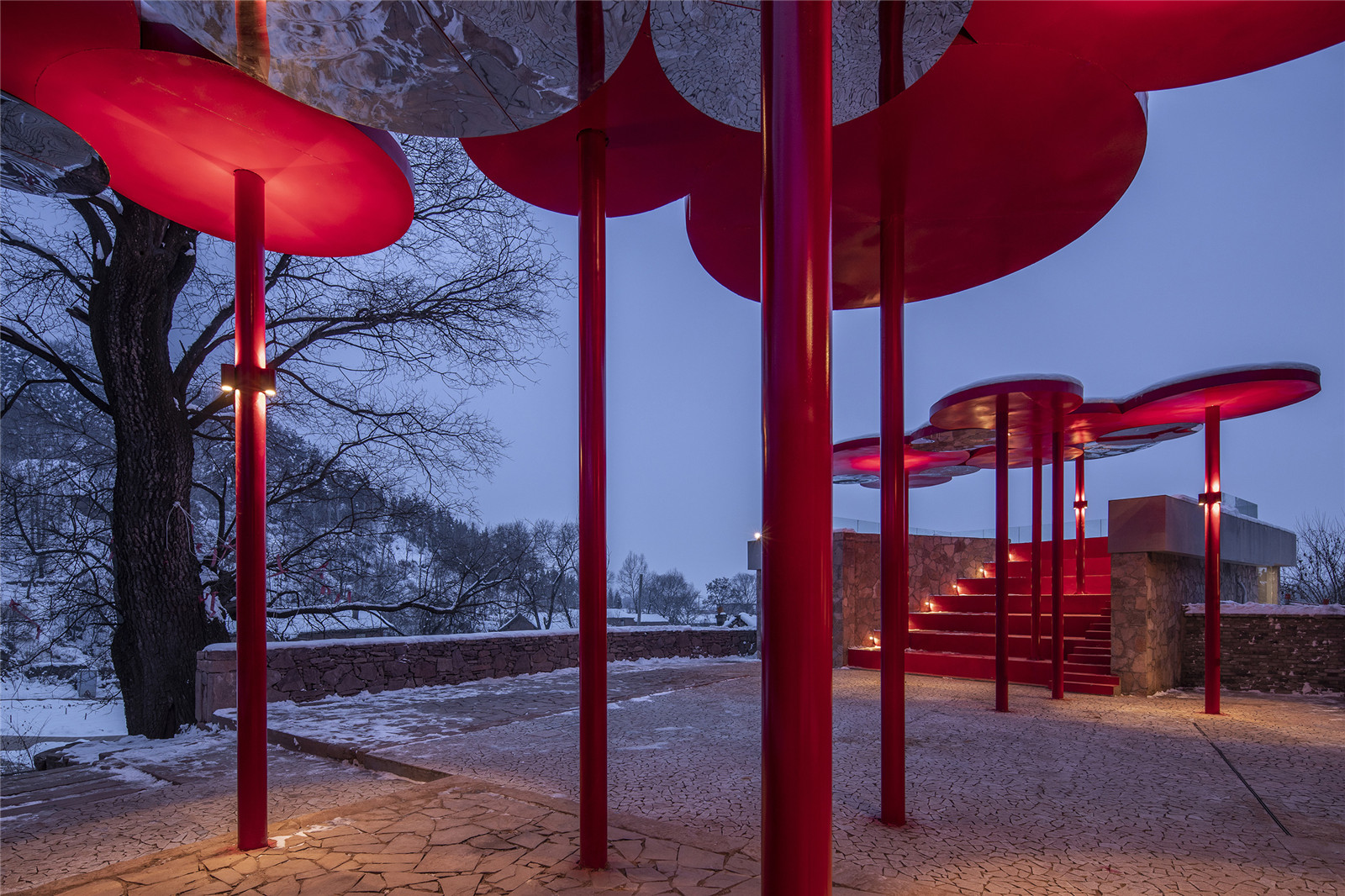 灯光加强了红色装置的表现力Lighting enhancing performance of the red installation.jpg