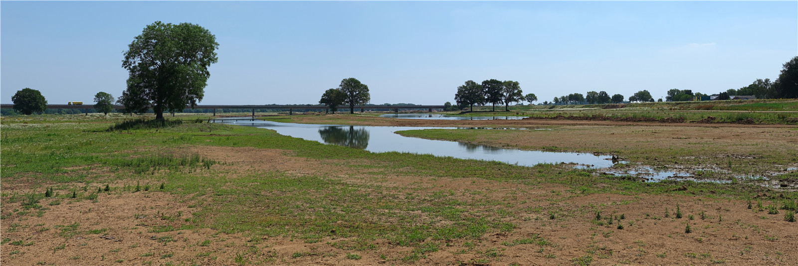 lowerd flood plains with steep edge dike in background_foto hans van der meer.jpg