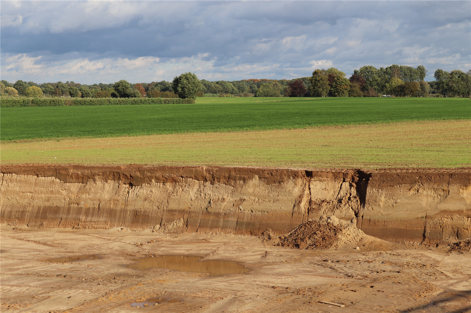 The steep-edge dike is allowed to erode.jpg