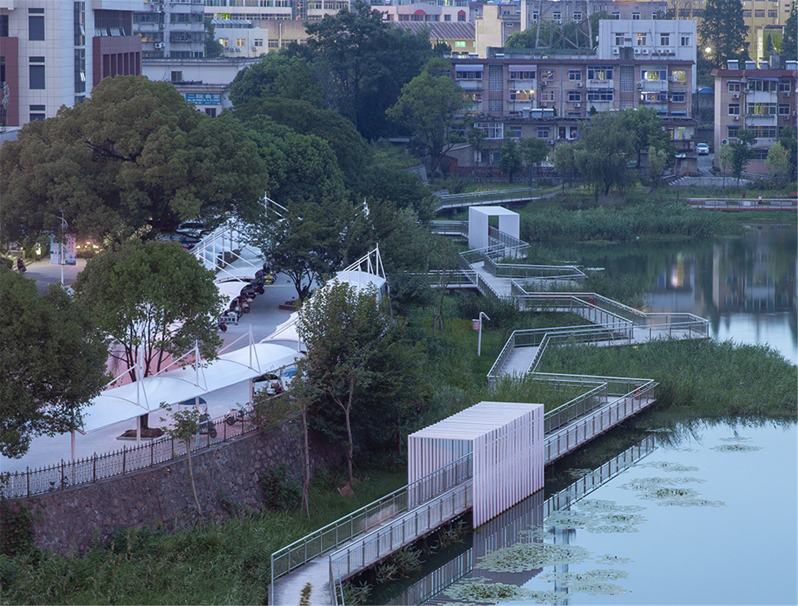 03 一个环形的、漂浮于水面之上的步道贯穿了整个水岸 ©焦冬子.jpg