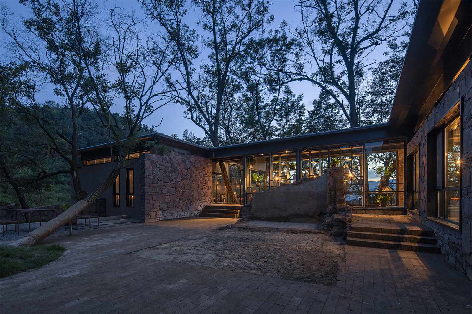 10-夜晚的咖啡厅及院落 Cafe and courtyard in the evening.jpg