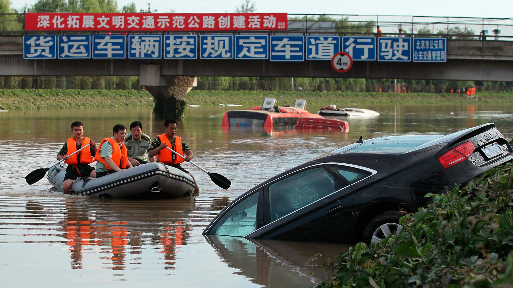 2012北京暴雨导致城市洪水（路透社）.jpg